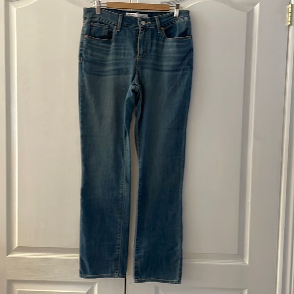 NWOT Signature Levi’s straight leg jeans SIZE 12 fits Medium Blue Mid Rise 31W M